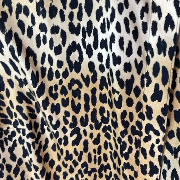 Chico’s No-Iron Leopard Print Tunic Shirt Size 1 (M) Long Sleeve Animal Print - Picture 3 of 4